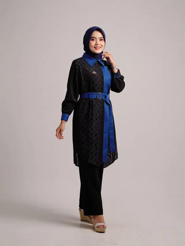 Dress Batik Kombinasi Kain Polos Warna Biru dan Hitam Modern/Ilustrasi AI