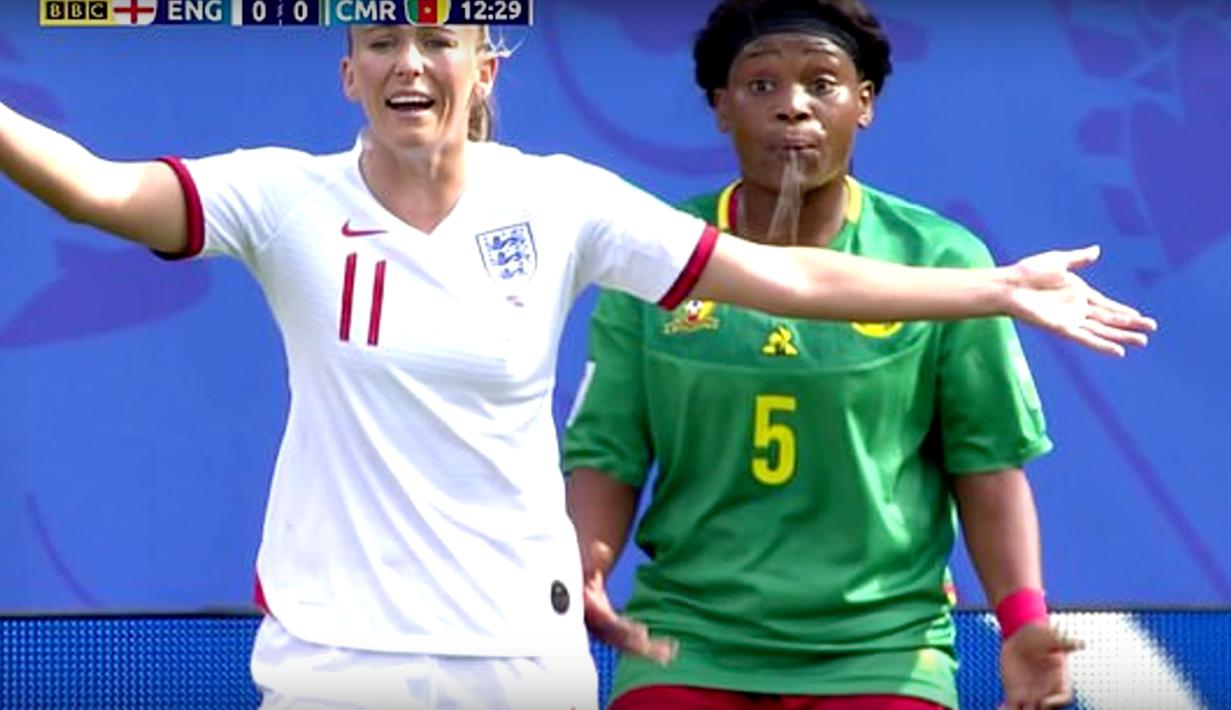 Insiden meludah pun terjadi di laga Inggris vs Kamerun di babak 16 besar Piala Dunia Wanita 2019. Augustine Ejangue (kanan) meludah dan  mengenai tangan Toni Duggan asal Inggris.  ( Youtube Screenshot)