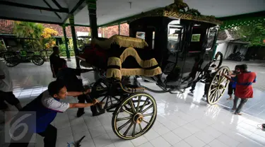 Teknisi mempersiapkan kereta yang akan digunakan untuk prosesi kirab ageng jumeneng dalem Paku Alam X di Komplek Kadipaten Pakualaman Ngayogyakarta, DIY, Selasa (5/1). Jumeneng atau penobatan Paku Alam X akan digelar pada 7 Januari 2016. (Boy Harjanto)