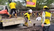 Personel Suku Dinas Bina Marga Jakarta Timur memperbaiki jalan amblas di Jalan Kampung Kramat RW 04, Kelurahan Setu, Kecamatan Cipayung. (Antara)