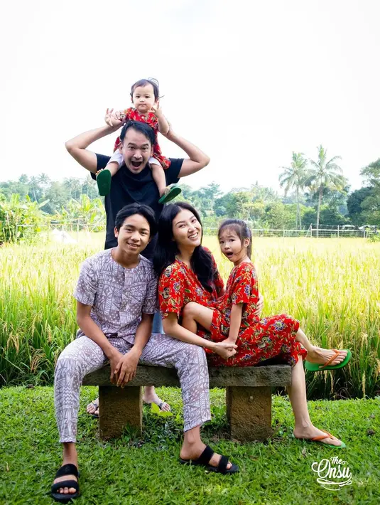 "Semoga di tahun baru Imlek ini kita semua berkah, tidak hanya kami yang merayakan Imlek tapi untuk semuanya," tutup Ruben Onsu. (Instagram/ruben_onsu)