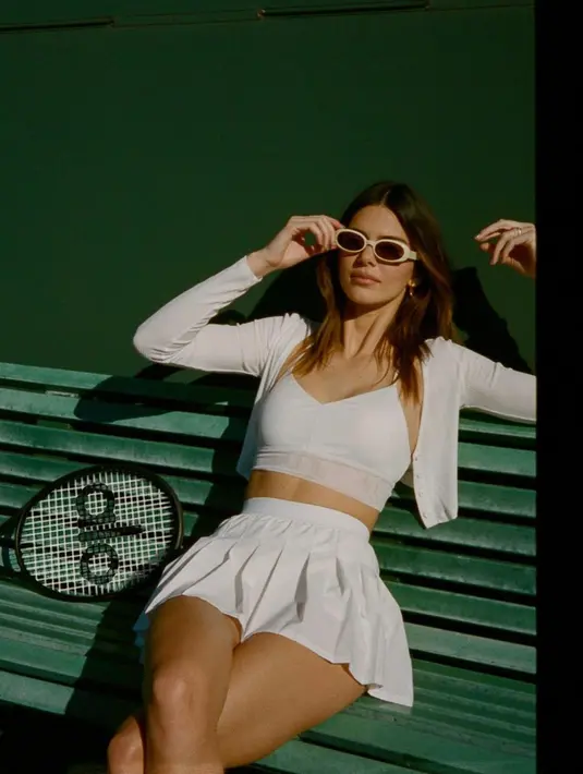 one set tennis oufit berwarna putih ini membuatmu tampil anggun dan keren ketika sedang jadwal sport date bersama doi. (instagram/kendalljenner)