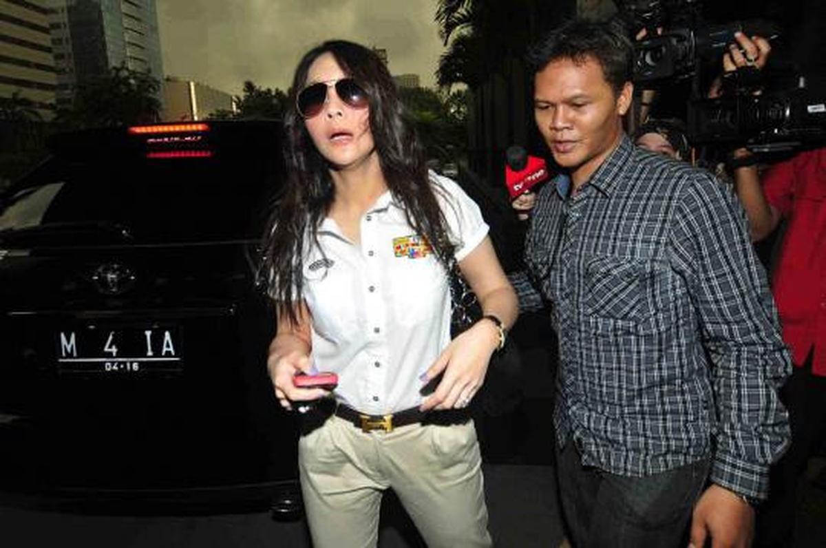 Terlihat cantik, Maia Estianty jenguk Angie di KPK
