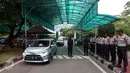 Aparat gabungan bersiaga di sekitar pintu masuk Gedung MPR/DPR RI, kompleks parlemen, Senayan, Jakarta, Jumat (31/3). Polda Metro Jaya memberikan pengamanan ketat di sekitar gedung DPR terkait aksi 31 Maret. (Liputan6.com/Johan Tallo)