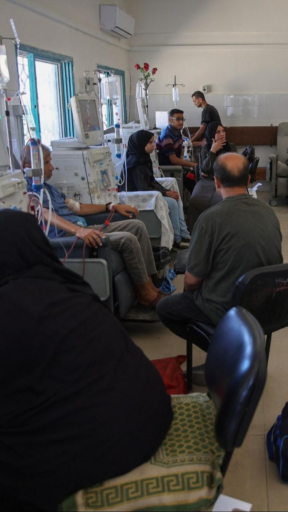 Sejumlah pasien gagal ginjal di Gaza berjuang keras untuk mendapatkan perawatan cuci darah di tengah runtuhnya layanan kesehatan akibat konflik yang berkepanjangan. Foto: AFP / OMAR AL-QATTAA<br>