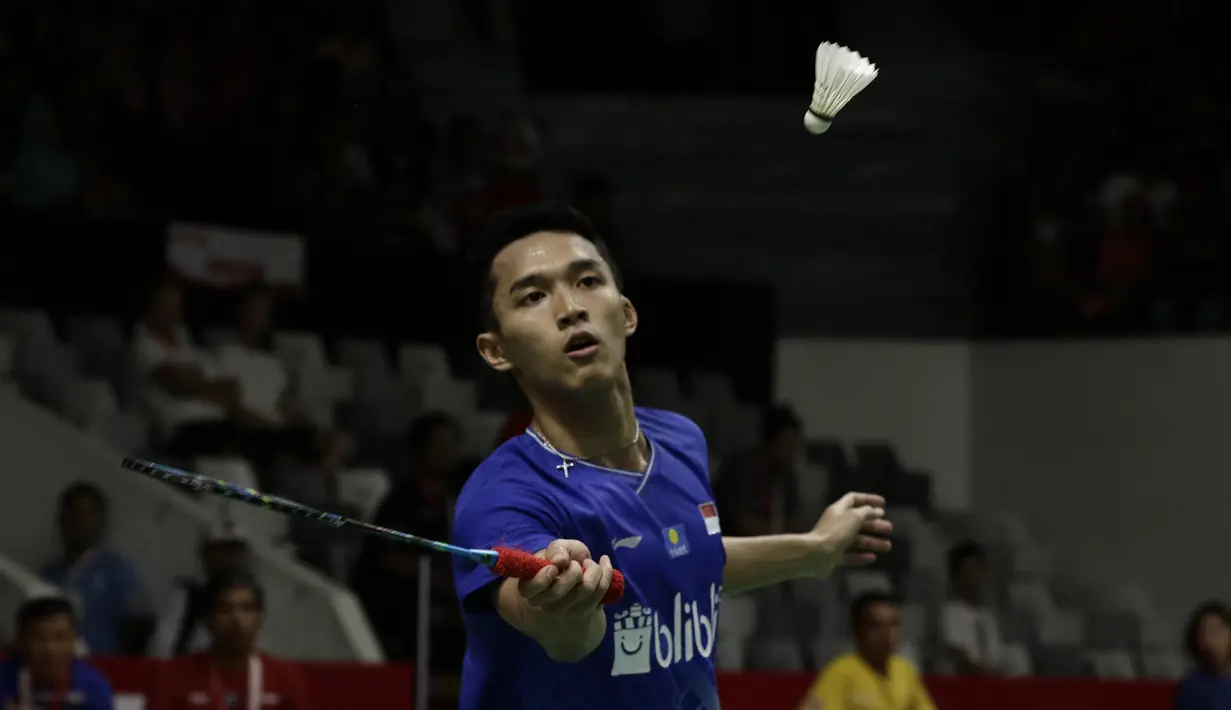 Tunggal Putra Indonesia, Jonatan Christie, saat menghadapi tunggal Chinese Taipei, Wang Tzu We, pada laga Indonesia Masters 2020 di Istora, Jakarta, Kamis (16/1). Jonatan Christie unggul 21-15 dan 21-15. (Bola.com/Yoppy Renato)