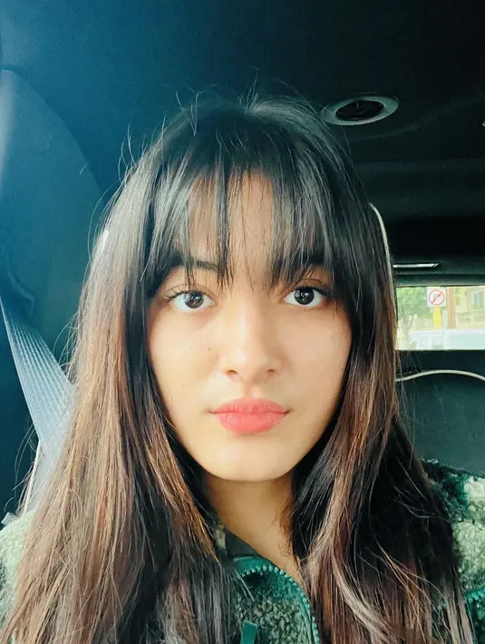 Mawar pamer selfie di dalam mobil dengan pencahayaan matahari yang natural. Lihat cantiknya wajah Mawar, walaupun tanpa riasan. Foto: Instagram.