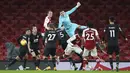 Penjaga gawang Burnley Nick Pope meninju bola saat melawan Arsenal pada pertandingan Liga Premier Inggris di Stadion Emirates, London, Inggris, Minggu (13/12/2020). Arsenal kalah 0-1. (Nick Potts/Pool via AP)
