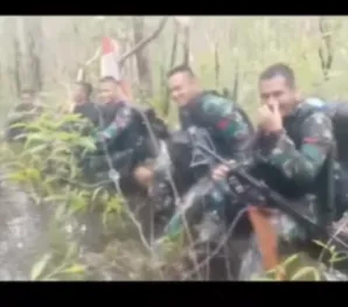 Dalam video,  terlihat juga&nbsp; sejumlah prajurit lainnya lengkap dengan senjatanya sedang duduk-duduk di sebuah batang pohon.&nbsp; &nbsp;Baju mereka pun terlihat basah usai menelusuri sungai