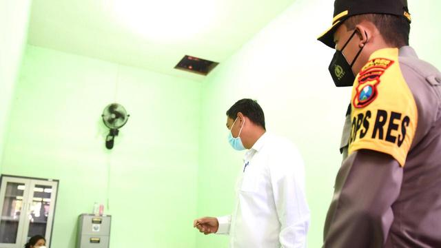 Wali Kota Kediri Abdullah Abu Bakar mengecek Ruang Karantina di Kelurahan Bangsal, Senin (26/4). (Istimewa)