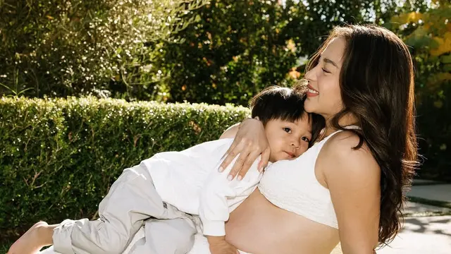 6 Potret Glowing Nikita Willy Lakoni Maternity Shoot di Luar Negeri, Elegan dengan Crop Top-Baju Transparan