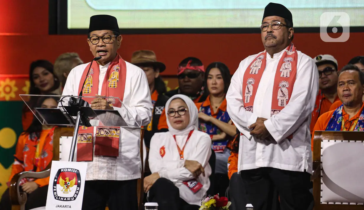 Pasangan calon gubernur-wakil gubernur DKI Jakarta nomor urut tiga Pramono Anung (kiri) dan Rano Karno saat debat kedua Pemilihan Gubernur DKI Jakarta pada Pemilihan Kepala Daerah (Pilkada) Serentak 2024 di Beach City International Stadium, kawasan wisata Ancol, Jakarta Utara, Minggu (27/10/2024). (Liputan6.com/Angga Yuniar)