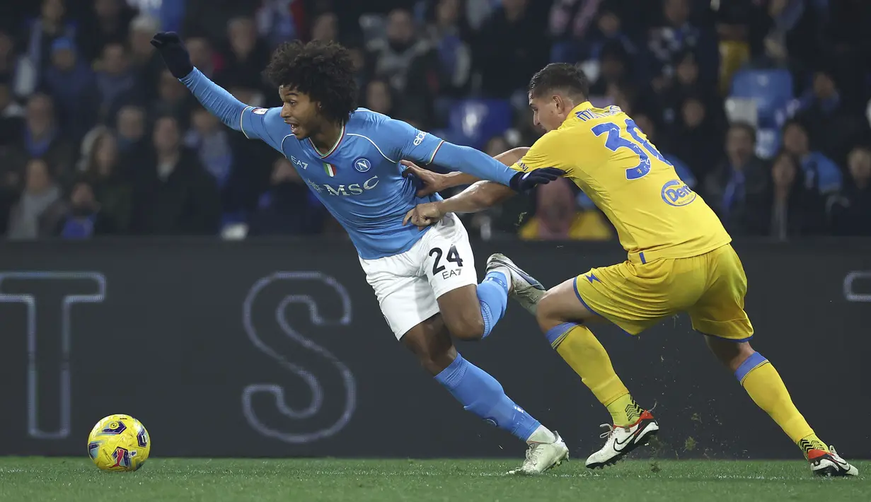 Gelandang Napoli, Jens Cajuste (kiri) berebut bola dengan bek Frosinone, Ilario Monterisi pada laga babak 16 besar Coppa Italia 2023/2024 di Diego Armando Maradona Stadium, Naples, Rabu (20/12/2023) dini hari WIB. (LaPresse via AP Photo/Alessandro Garofalo)