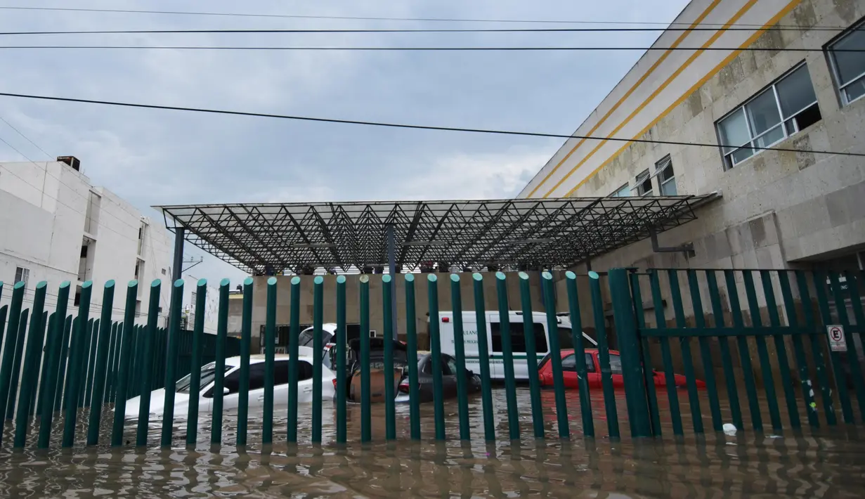 Rumah Sakit IMSS yang dikelilingi air setelah hujan lebat mengguyur Tula de Allende, negara bagian Hidalgo, Meksiko (7/9/2021).  Sedikitnya 16 pasien meninggal setelah banjir melanda sebuah rumah sakit di Meksiko tengah dan mengganggu pasokan listrik, kata pihak berwenang. (AFP/Francisco Villeda)