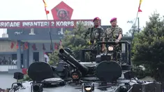 Kasal, Laksamana TNI Ade Supandi (kanan) saat memimpin upacara HUT Korps Marinir ke-72 di Kesatrian Marinir Hartono, Cilandak, Jakarta, Rabu (15/11). HUT Marinir ke-72 bertema Marinir Prajurit Pejuang dan Profesional. (Liputan6.com/Helmi Fithriansyah)