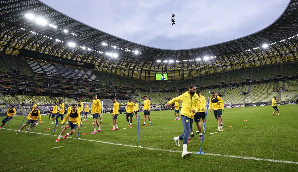 Para pemain Villareal mengikuti sesi latihan pada malam pertandingan Final Liga Eropa menghadapi di Gdansk, Selasa (25/5/2021). Final Liga Europa akan mempertemukan Villareal vs Manchester United (MU) pada Kamis, 27 Mei 2021 di Stadion Energa. (AP Photo/Michael Sohn)