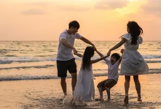 emakin banyak keluarga mencoba digital detox 24 jam saat liburan untuk mengurangi distraksi gadget dan menciptakan quality time yang lebih hangat bersama orang-orang terdekat. [Dok/freepik.com/tirachardz]