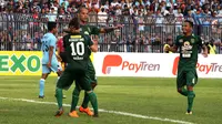 Striker Persebaya, David da Silva, selebrasi dengan menutup mata. (Bola.com/Aditya Wany)