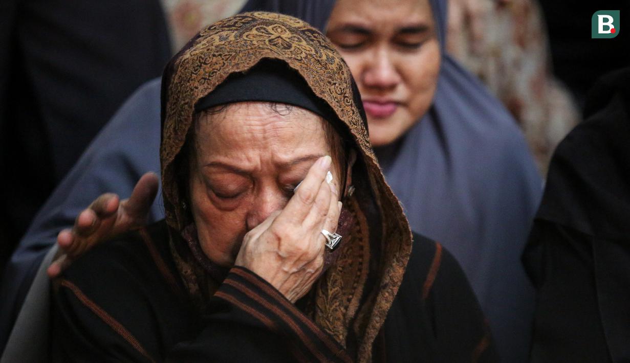 Istri mantan Sekjen PSSI Nugraha Besoes, Maryamah menyeka air matanya saat membacakan doa untuk almarhum di Perumahan Alfa Indah Blok A II No.18 Joglo, Jakarta Barat, Senin (06/02/2023). Nugraha Besoes meninggal dunia pada Senin (06/02/2023) pukul 00.19 WIB di RS PON. (Bola.com/Bagaskara Lazuardi)