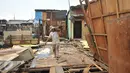 Warga membawa material bangunan di kawasan Pasar Ikan Luar Batang, Penjaringan, Jakarta Utara, Minggu (10/4). Warga membongkar tempat tinggalnya jelang penggusuran yang akan dilaksanakan pada 11 April 2016. (Liputan6.com/Gempur M Surya)
