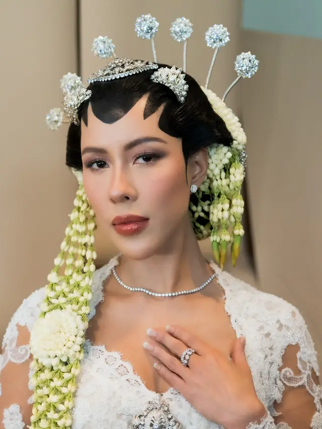 Detail Cincin Pernikahan Cucu Soeharto Darma Mangkuluhur dan Patricia Schuldtz, Desain Infinity dengan Sematan Berlian