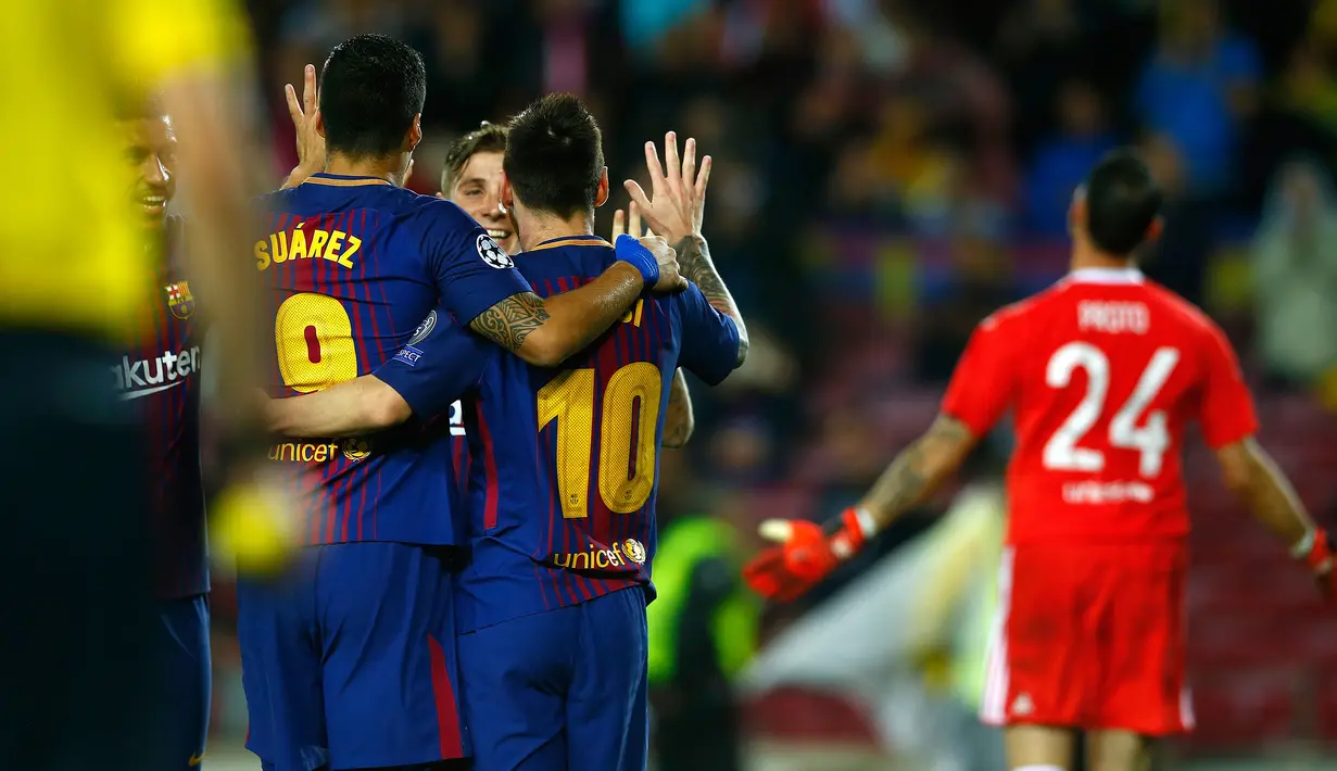 Pemain Barcelona, Luis Suarez dan Lionel Messi merayakan gol rekan setimnya, Lucas Digne ke gawang Olympiakos dalam fase grup Liga Champions di Camp Nou Stadium, Kamis (19/10). 10 pemain Barcelona sukses melumat Olympiakos 3-1. (AP/Manu Fernandez)
