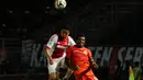 Salah satu pemain Ajax Amsterdam mencoba menahan Victor Pae (Persija-kanan) saat berlaga di Stadion GBK Jakarta, (11/5/2014). (Liputan6.com/Helmi Fithriansyah)