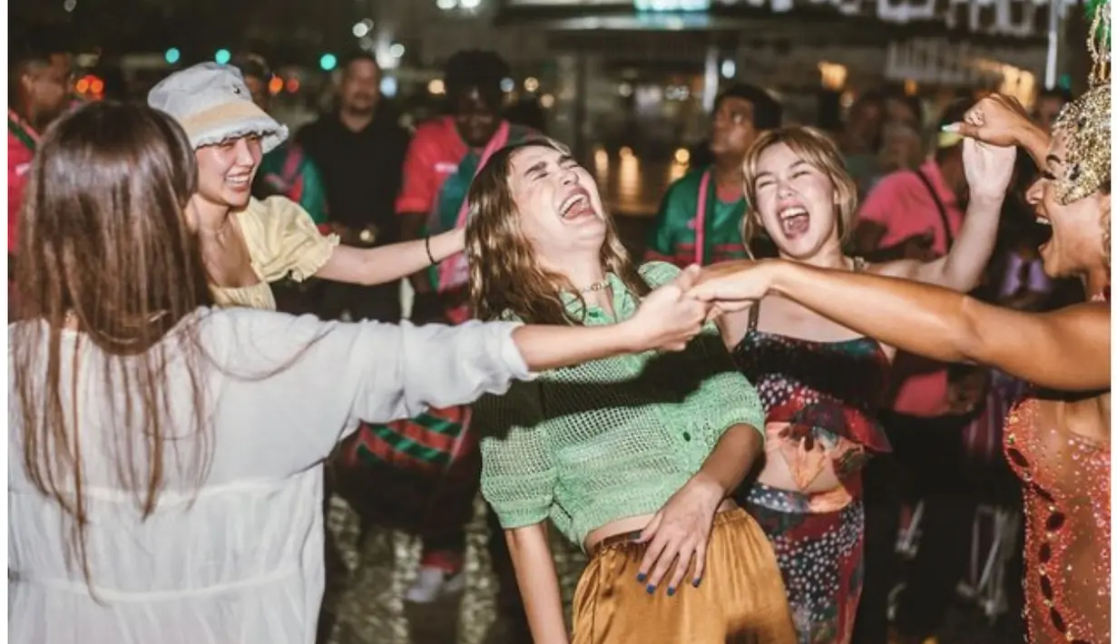 Makeup dan rambutnya juga tampak begitu natural, selaras dengan keindahan brazil.[Foto/ Instagram/ Luna Maya]