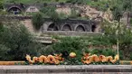 Suasana rumah yang ditinggalkan penduduknya di daerah dekat sebuah tambang batu bara di Kouquan kotapraja Datong, Provinsi Shanxi, Tiongkok, (1/8).Lahan ini ditinggalkan karena kondisi geologinya tidak baik lagi untuk ditinggali. (REUTERS/Jason Lee)