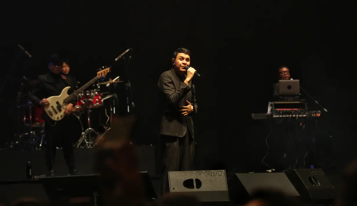 Selama sekitar 100 menit, Tulus menuntaskan interaksi musikalnya dengan penonoton. Diselimuti rasa bahagia dan bangga, penggemar memberi penghormatan terakhir untuk Tulus dengan tepuk tangan meriah. [Adrian Putra/Fimela.com]