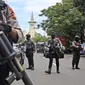 Petugas polisi berjaga di dekat sebuah gereja tempat ledakan meledak di Makassar, Sulawesi Selatan, Minggu (28/3/2021). Ledakan diduga bom terjadi di depan Gereja Katedral Makassar, Sulawesi Selatan pada Minggu (28/3/2021). (AP Photo/Yusuf Wahil)