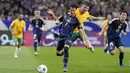 Pemain Jepang, Kaoru Mitoma (kiri) berebut bola dengan pemain Australia, Cameron Burgess saat laga lanjutan Grup C Kualifikasi Piala Dunia 2026 di Saitama Stadium, Jepang, Selasa (15/10/2024). (AP Photo/Eugene Hoshiko)