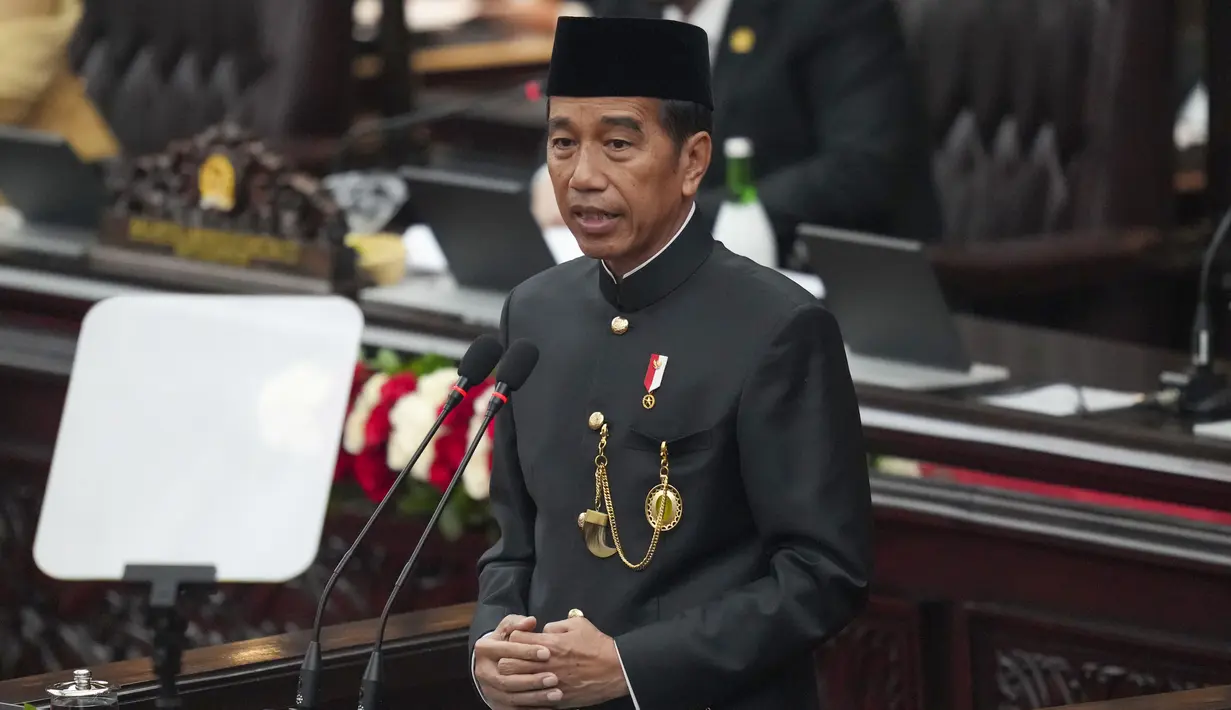 Jokowi melanjutkan tradisi berbaju adat di Sidang Tahunan MPR terakhirnya sebagai Kepala Negara, Jumat pagi (16/8/2024). (AP Photo/Tatan Syuflana, Pool)
