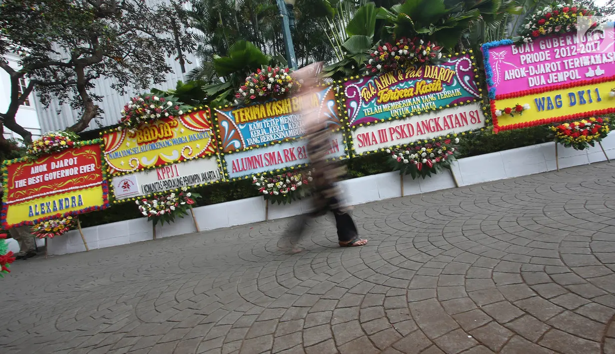 Karangan bunga untuk pasangan Ahok dan Djarot menghiasi Gedung Balai Kota, Jakarta, Senin (9/10). Karangan bunga ini berhiaskan kata-kata terima kasih atas jasa pasangan Basuki-Djarot (Badja) selama memimpin DKI Jakarta. (Liputan6.com/Immanuel Antonius)