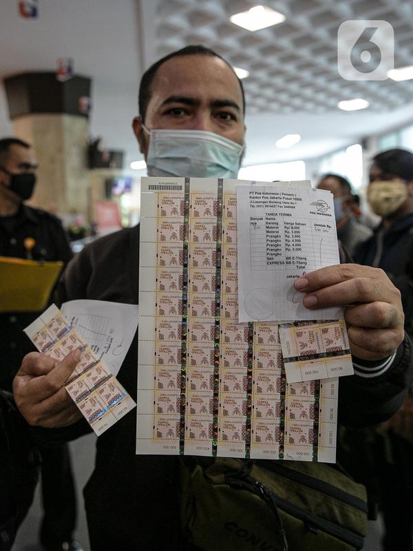 Seorang pria menunjukan materai Rp. 10.000 di Kantor Pos Pusat, Jakarta, Senin (1/2/2021). Bea materai Rp 10.000 ini telah diberlakukan per 1 Januari 2021. (Liputan6.com/Faizal Fanani)