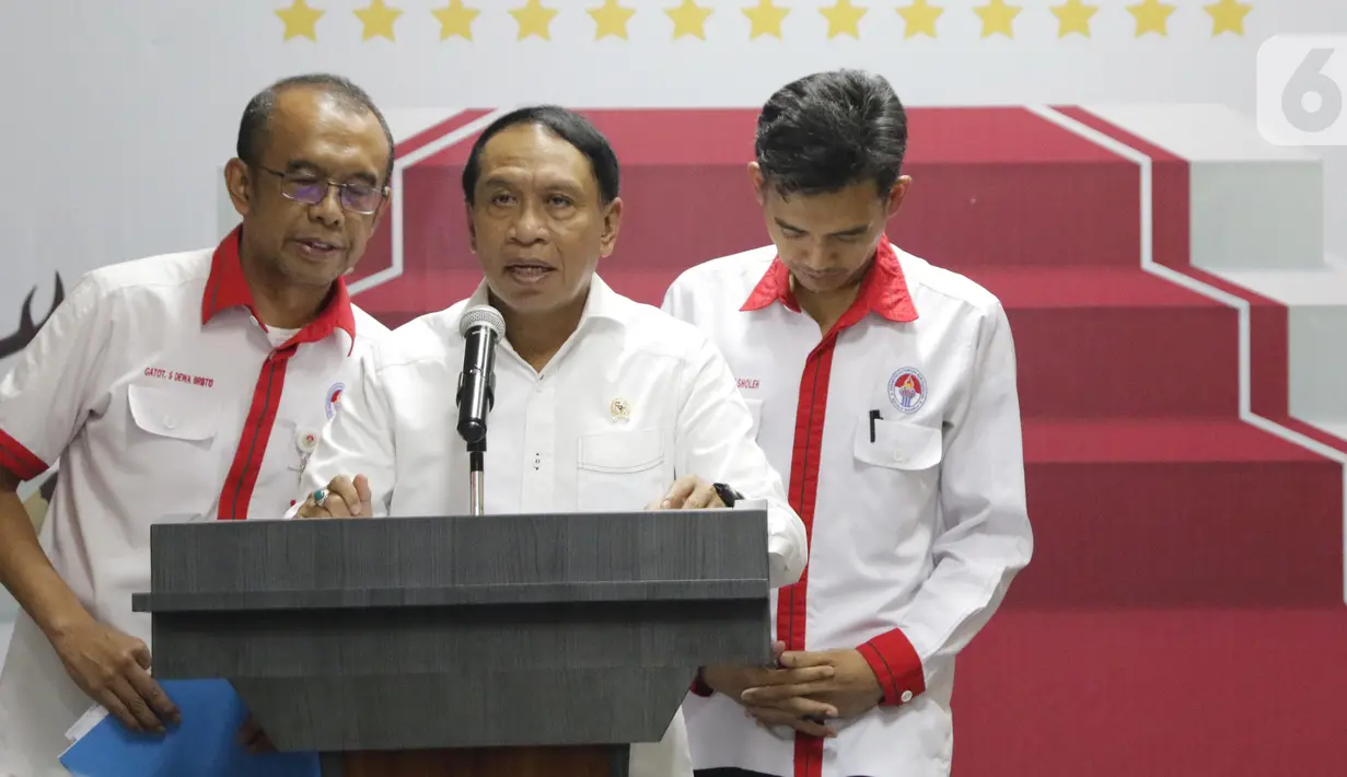 Menpora, Zainudin Amali (tengah) memberi keterangan terkait kesiapan Indonesia sebagai tuan rumah Piala Dunia U-20 2021, Jakarta, Kamis (24/10/2019). Indonesia resmi ditunjuk FIFA sebagai penyelenggara Piala Dunia U-20 pada 2021. (Liputan6.com/Helmi Fithriansyah)