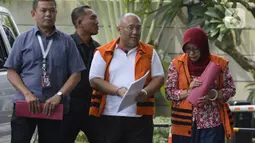 Pejabat Pembuat Komitmen Dinas PU, Bina Marga, dan SDA, Judi Tetrahastoto (kiri) dan Kepala Dinas PU dan SDA, Sunarti Setyaningsih tiba di Gedung KPK, Jakarta, Kamis (16/1/2020).  Keduanya terlibat kasus suap proyek infrastruktur di Dinas PUPR Kabupaten Sidoarjo. (merdeka.com/Dwi Narwoko)