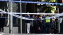 Petugas kepolisian melarang sejumlah orang mendekati lokasi dimana sebuah mobil menghantam para pejalan kaki di pusat kota Melbourne, Australia, Jumat (20/1). Tiga orang tewas dan 20 orang lainnya luka-luka dalam insiden itu. (AP Photo/Andrew Brownbill)