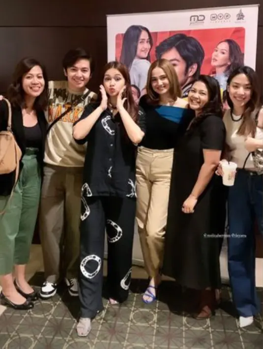 Outfit yang dikenakan juga simple. Ia mengenakan dual tone one shoulder long sleeve dan celana khaki [@syifahadju]