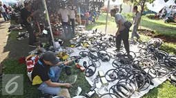 Pengunjung melihat stir mobil pada event Otobursa Tumplek Blek 2016 di Jakarta, (28/5). Pameran otomotif outdoor terbesar di Asia Tenggara menyajikan berbagai produk otomotif, baik baru maupun bekas. (Liputan6.com/Immanuel Antonius)