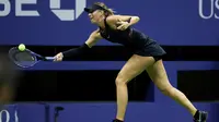 Petenis Rusia Maria Sharapova berusaha membalikan bola petenis Sofia Kenin dari AS saat pertandingan Tunggal Wanita Terbuka 2017 di ASTA Billie Jean King National Tennis Center di New York (1/9). Sharapova menang 7-5 6-2. (AFP Photo/Jewel Samad)