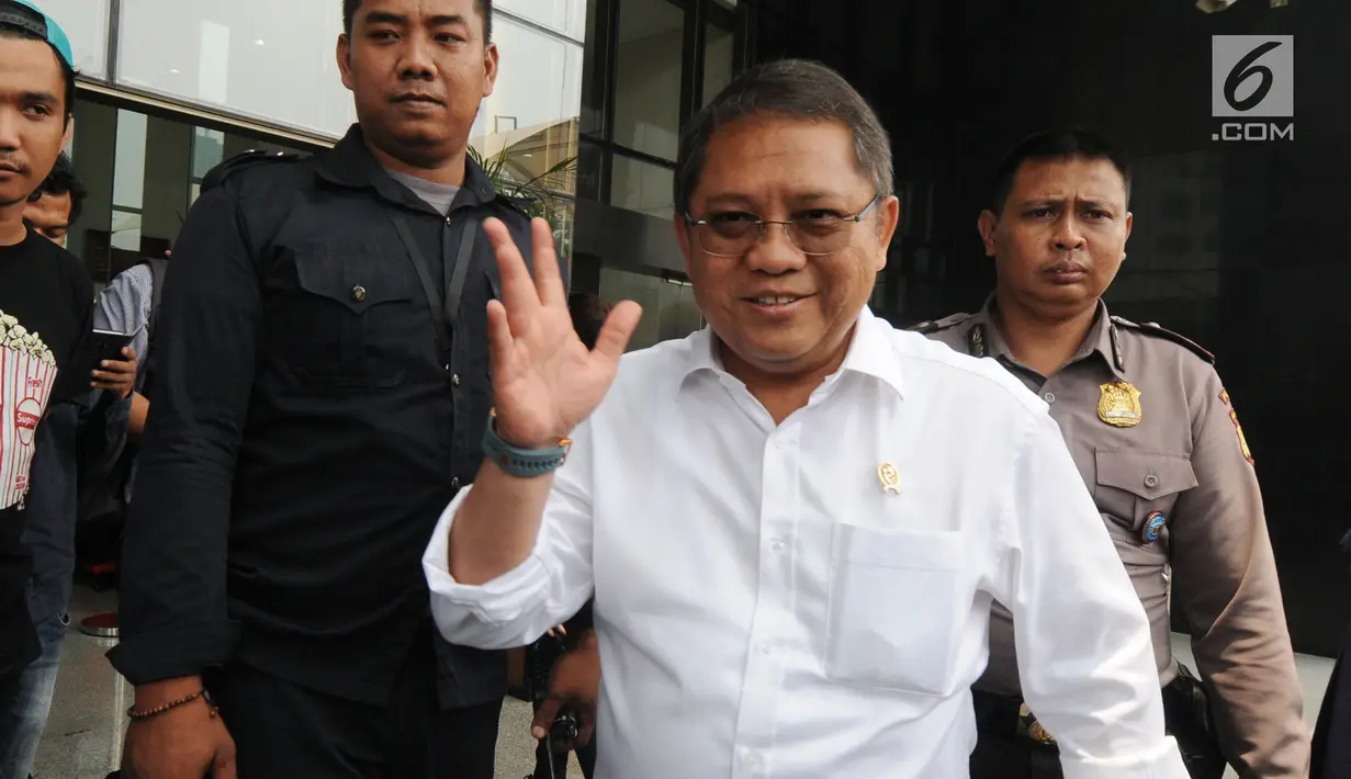 Menteri Komunikasi dan Informatika (Menkominfo) Rudiantara seusai menyambangi gedung KPK di Jakarta, Rabu (3/10). Menkominfo Rudiantara menyatakan kehadirannya untuk berdiskusi dengan KPK terkait barang bukti elektronik. (Merdeka.com/Dwi Narwoko)