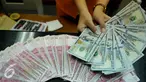 Petugas menunjukkan uang pecahan US$100 di penukaran uang, Jakarta, Rabu (12/8/2015). Reshuffle kabinet pemerintahan Jokowi-JK, nilai rupiah terahadap Dolar AS hingga siang ini menembus Rp 13.849. (Liputan6.com/Johan Tallo)