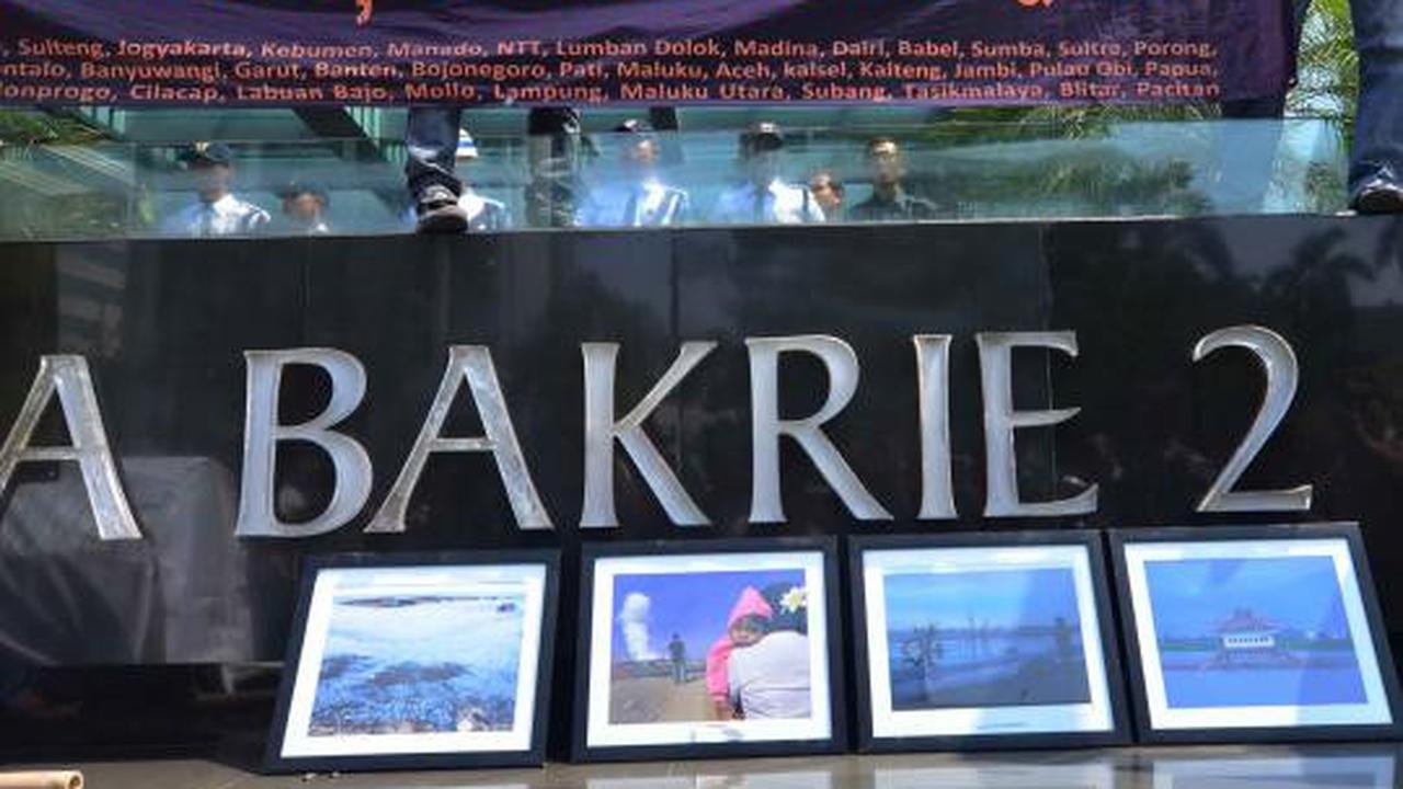 Demonstran lumuri lumpur di logo Bakrie