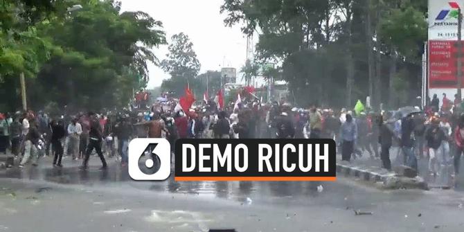VIDEO: Mencekam, Lemparan Batu Demonstran Hingga Perusakan Mobil Polisi