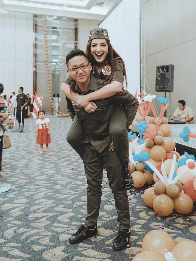 [Bintang] Ashanty dan Azriel