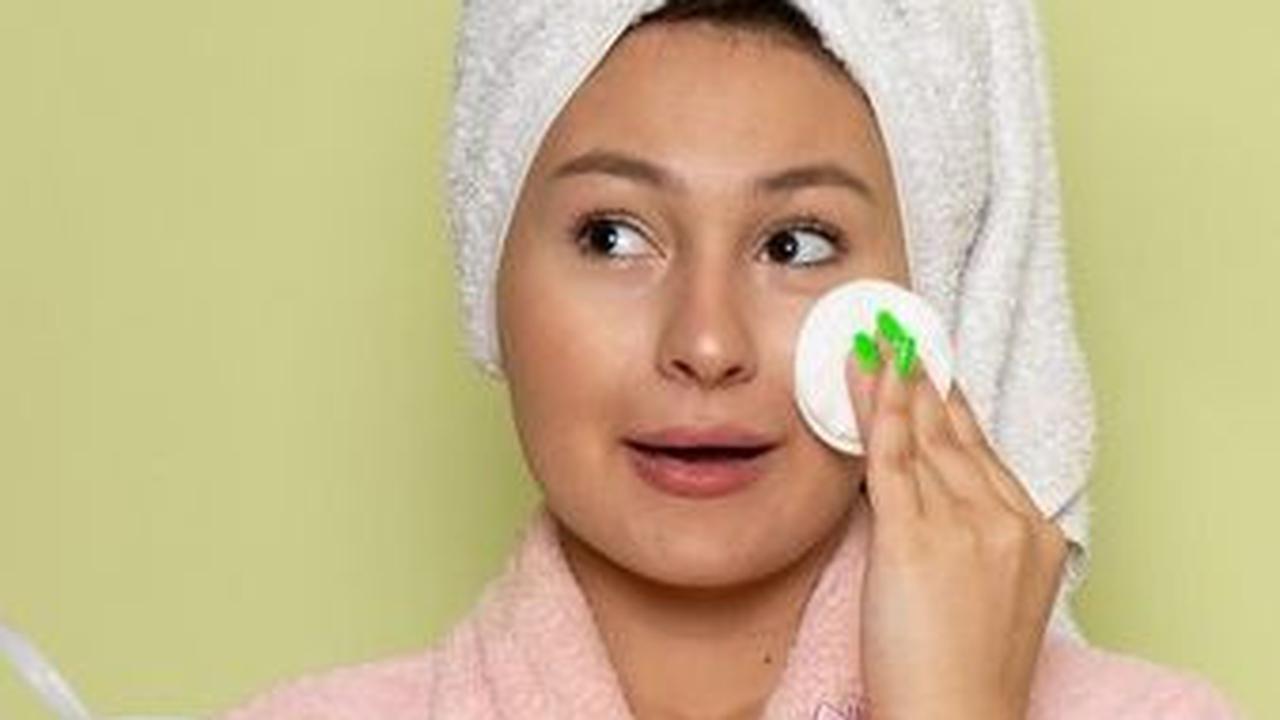 1. Exfoliating Toner: Mengangkat Sel Kulit Mati