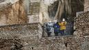 Orang-orang mengunjungi Colosseum setelah kembali dibuka, Roma, Italia, Senin (1/2/2021). Italia mencabut sebagian langkah pembatasan yang bertujuan untuk menahan penyebaran COVID-19 pada 1 Februari 2021. (Cecilia Fabiano/LaPresse via AP)