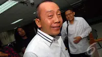 Saan Mustopa yang mengenakan baju berwarna putih terlihat santai. Ia bercengkrama dengan Anas saat bertemu di Pengadilan Tipikor, Jakarta, Senin (7/7/2014) (Liputan6.com/Miftahul Hayat)