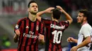 Pemain AC Milan, Nikola Kalinic dan Hakan Calhanoglu bereaksi selama menjamu AS Roma dalam laga lanjutan Serie A pekan ke-7 di San Siro, Minggu (1/10). Roma mampu mempermalukan Milan dengan skor 2-0. (MIGUEL MEDINA/AFP)